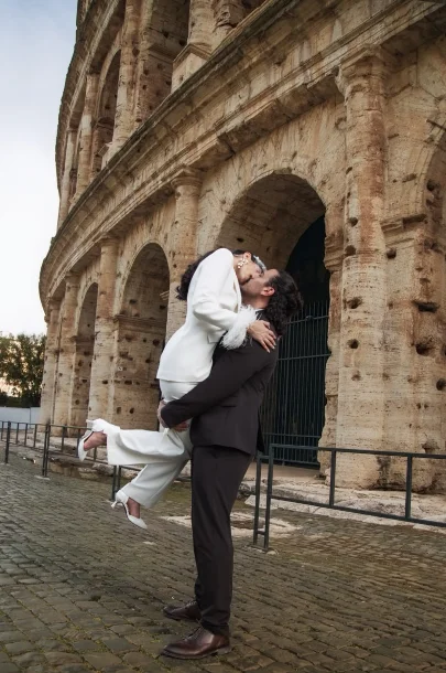 Casal junto à Pirâmide do Louvre
