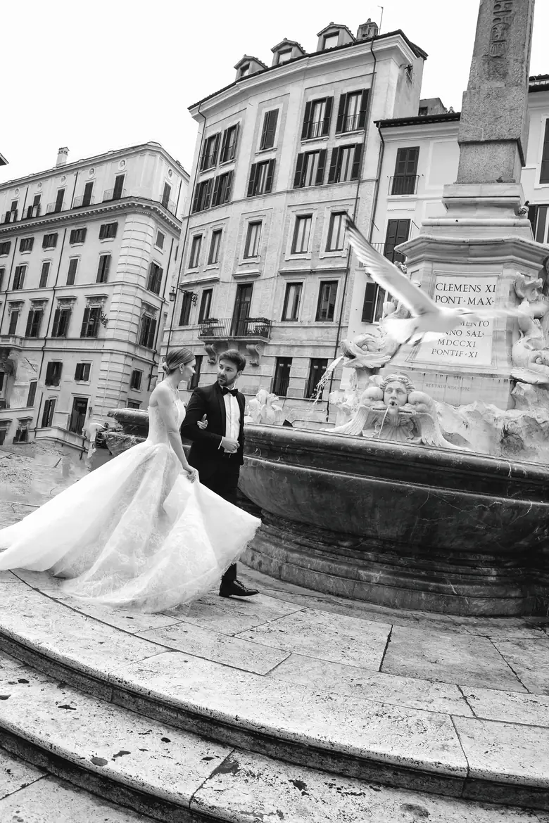 Casal em preto e branco em Roma