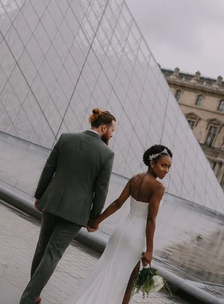 Casal sorrindo durante a cerimônia de casamento