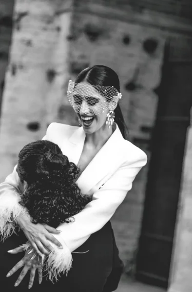 Noivo beijando a testa da noiva em Paris