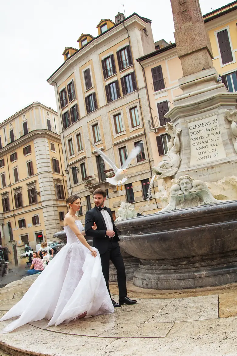 Noivos na Fontana del Pantheon, Roma