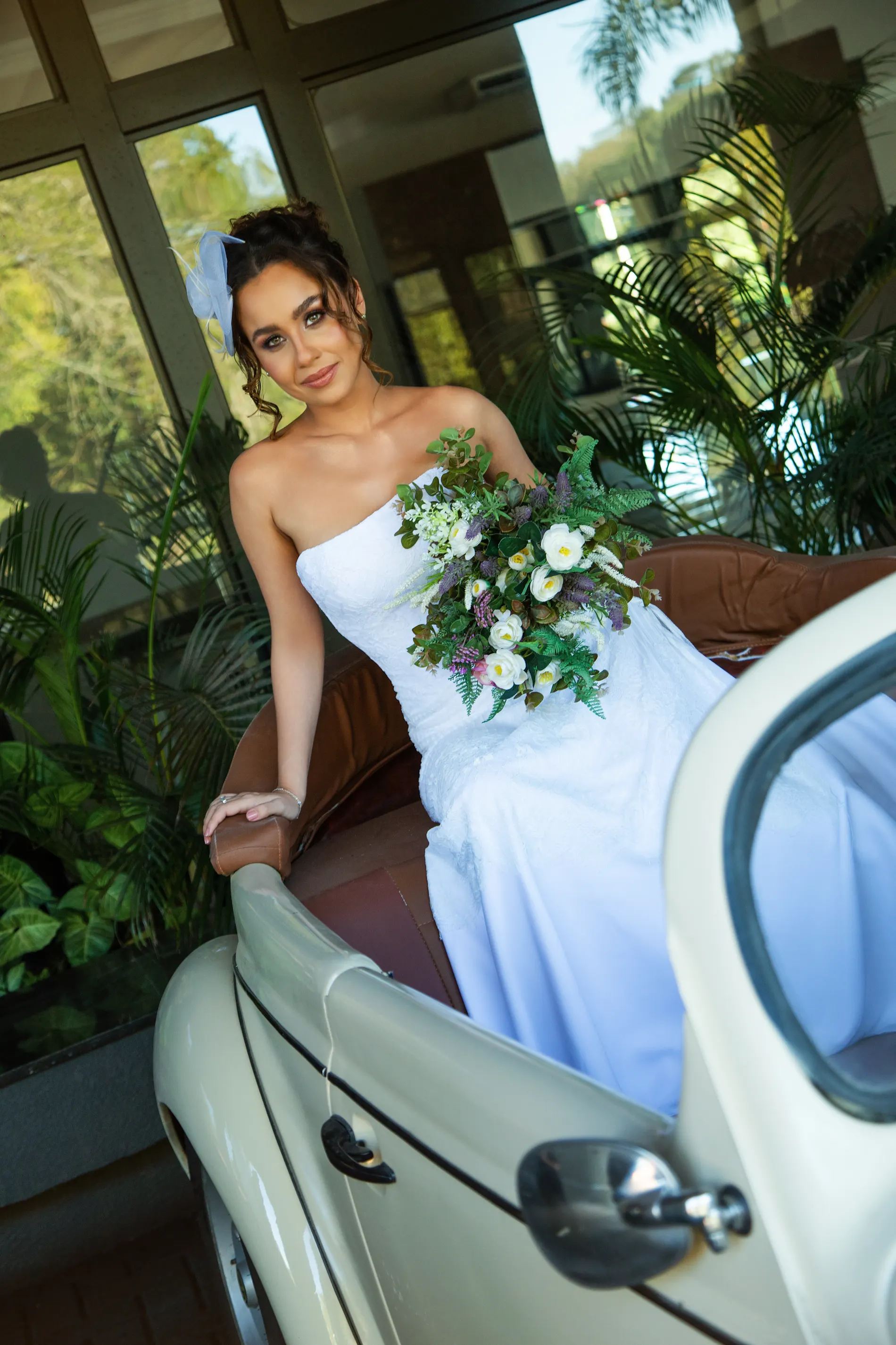 Noiva de robe na varanda com jardim ao fundo