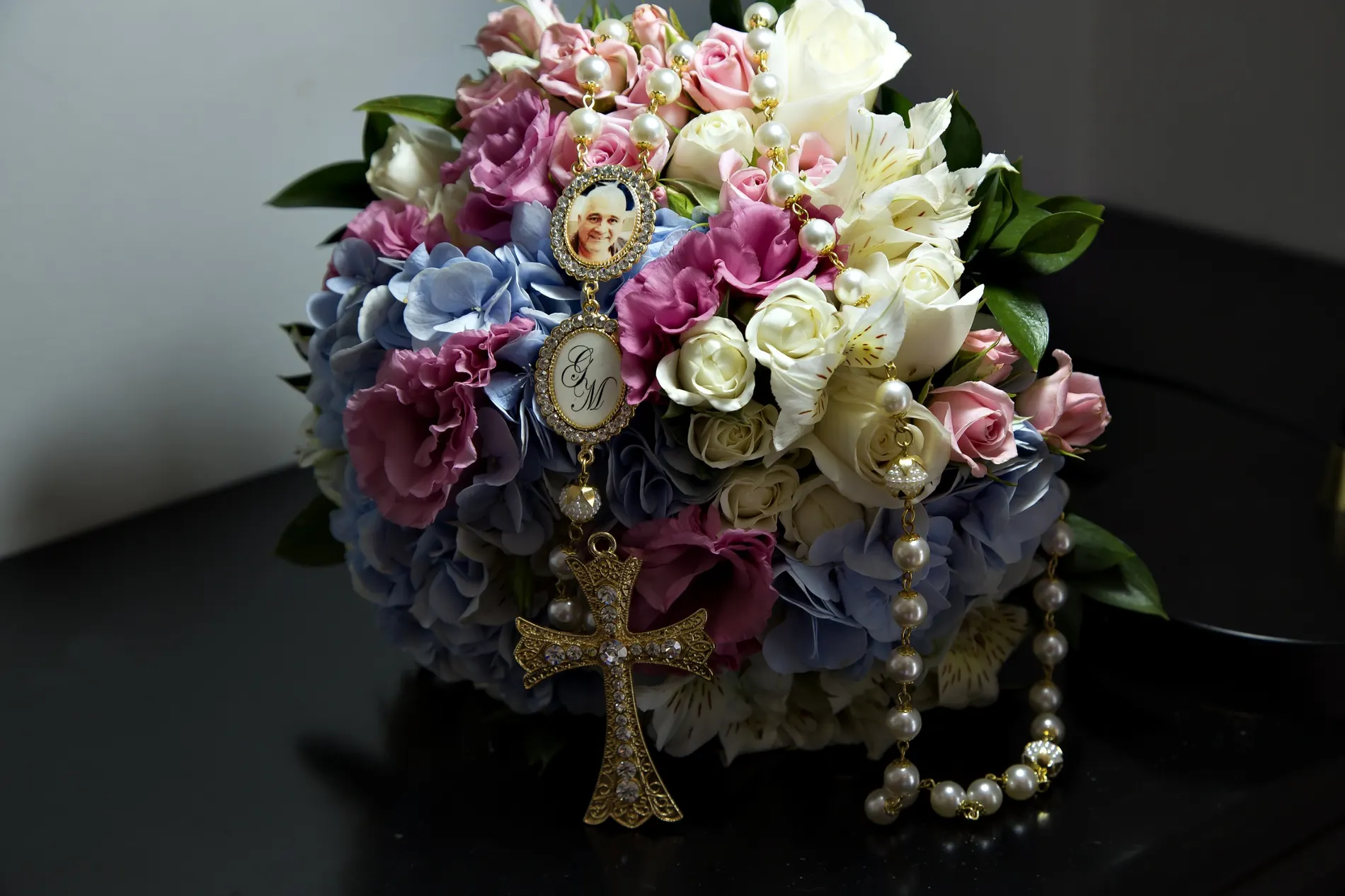 Noiva de robe em varanda com natureza ao fundo