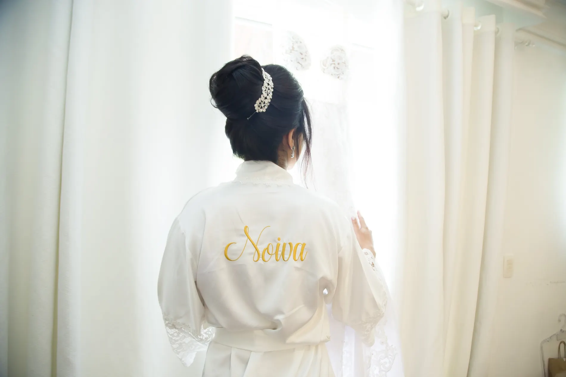 Noiva vestindo robe personalizado