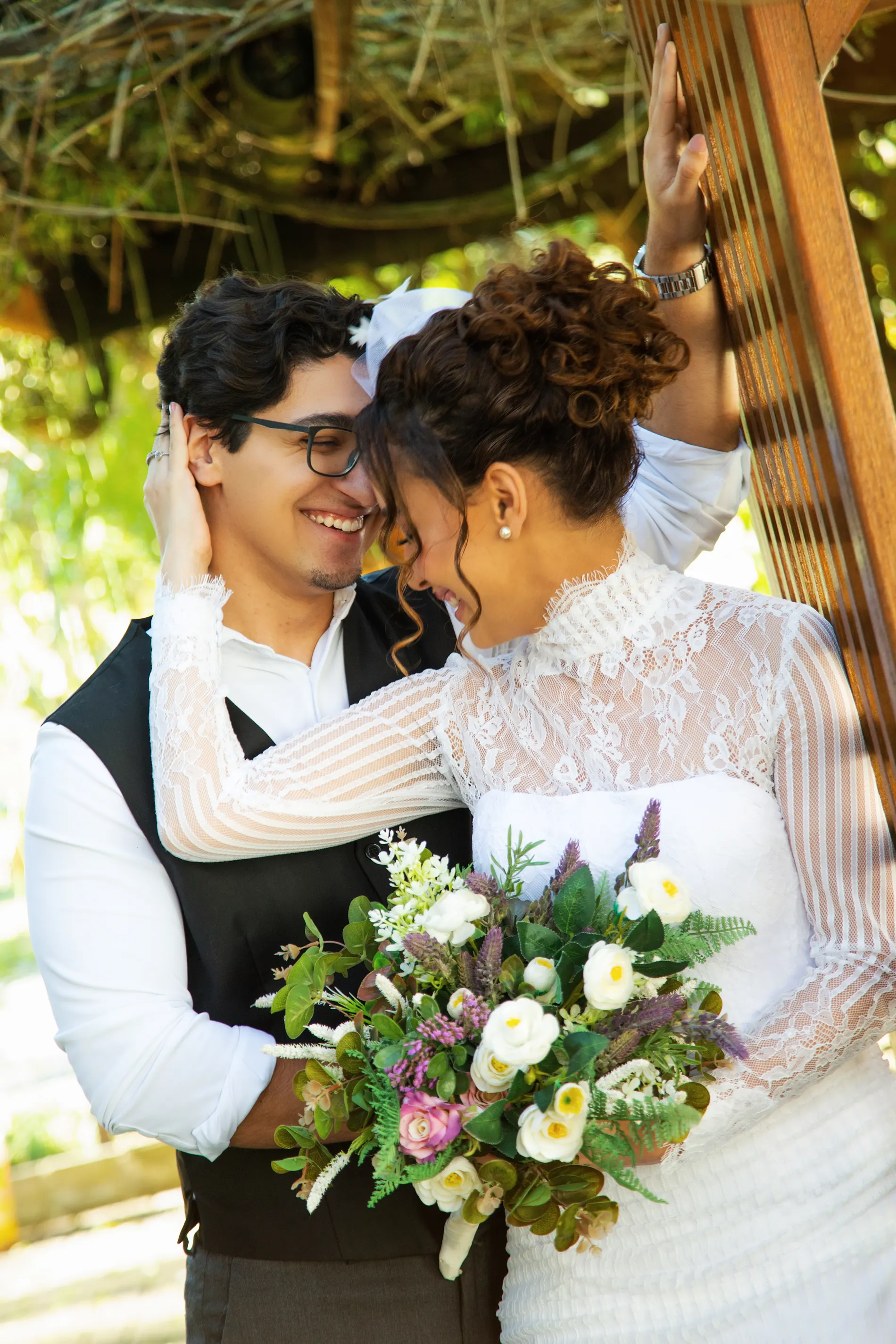 Noivos se abraçando em jardim florido
