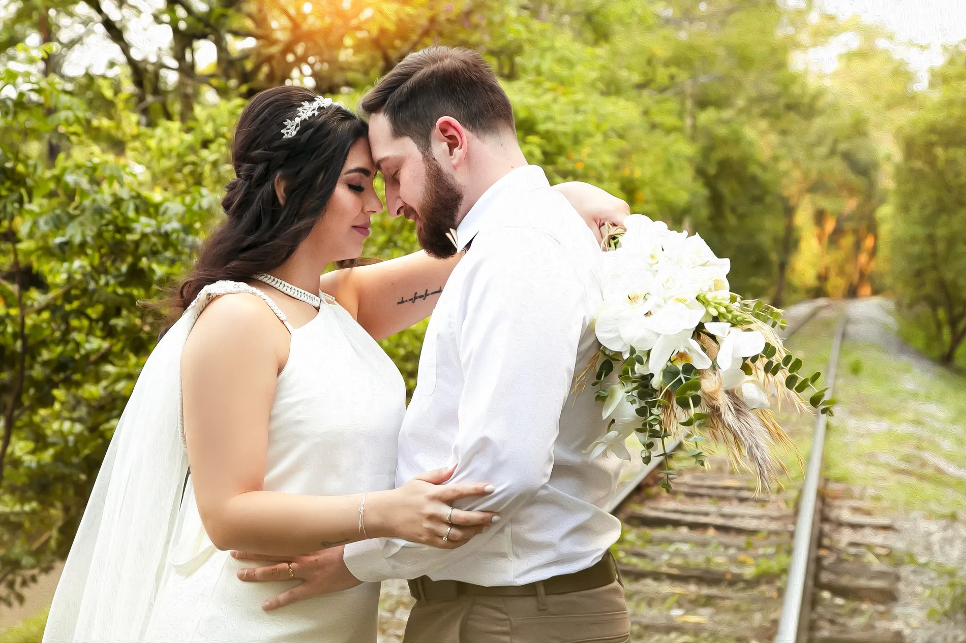 Casal em cerimônia sob arco de flores