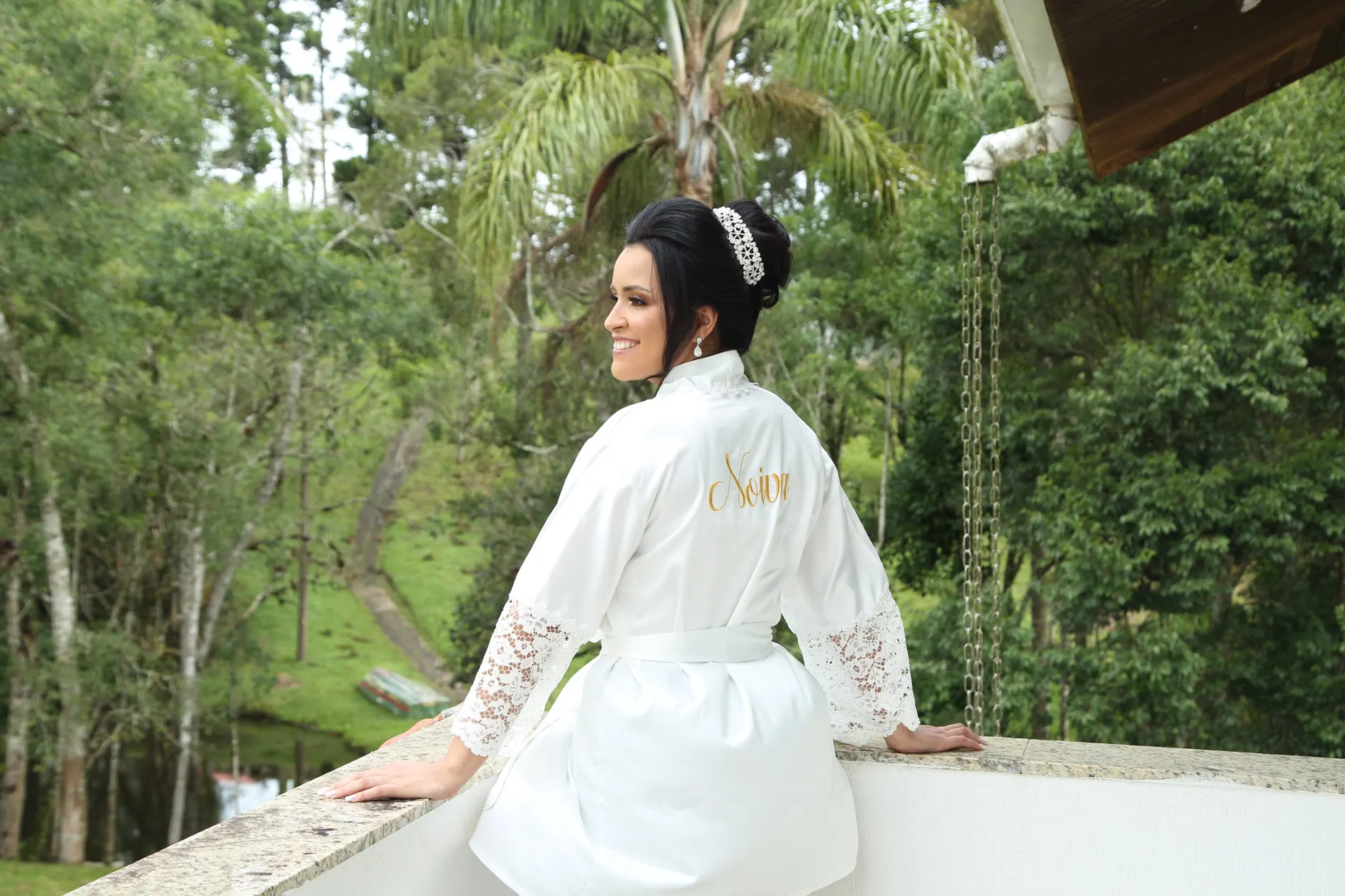 Noivos testa com testa em jardim de flores brancas